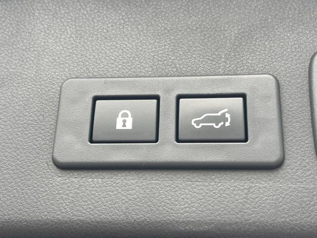 【パワーバックドア】スマートキーや運転席のボタンを押すだけでリアゲートが自動で開閉します!荷物を持っている時や、高い位置にあるバックドアを閉める際に便利な機能です♪