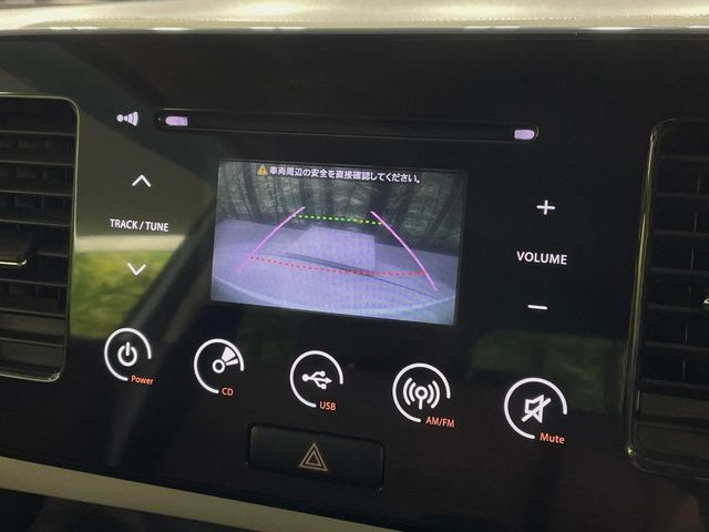 【バックカメラ】駐車時に後方がリアルタイム映像で確認できます。大型商業施設や立体駐車場での駐車時や、夜間のバック時に大活躍!運転スキルに関わらず、今や必須となった装備のひとつです!