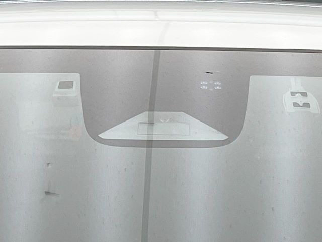 【ホンダセンシング】走行中に前方の車両等を認識し、衝突しそうな時は警報とブレーキで衝突回避と被害軽減をアシスト。より安全にドライブをお楽しみいただけます。