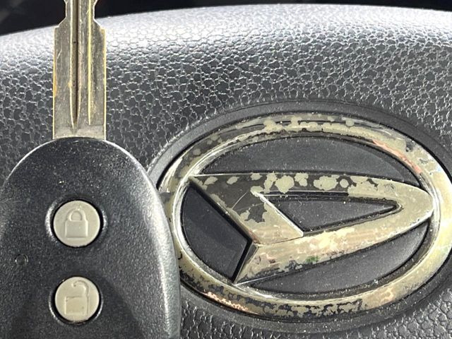 【キーレス】少し離れた場所からでもボタン一つでドアの開錠・施錠ができるのでとっても便利!ドアの鍵穴周りに傷をつけることもありません♪