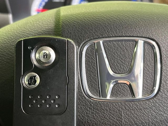 【Hondaスマートキー】カバンやポケットに入れたままでもドアの施錠・解錠が可能なスマートキーを装備。エンジンのオン・オフ時もカギを取り出す必要が無いからとっても便利です♪