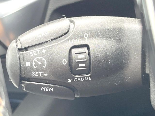 ●アダプティブクルーズコントロール:前の車との車間距離を一定にとりつつ、一定速度で自動走行してくれる次世代のクルーズコントロール!主に高速道路や自動車専用道路で使用する便利な機能です!