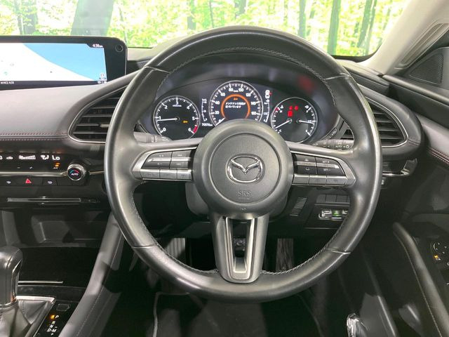 【純正革巻きステアリング】上質な革を使用することで、手にしっかり馴染みとても運転しやすいハンドルです♪