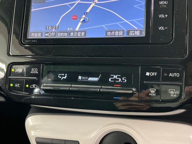 【オートエアコン】一度お好みの温度に設定すれば、車内の温度を検知し風量や温度を自動で調整。暑い&hellip;寒い&hellip;と何度もスイッチ操作をする必要はありません。快適な車内空間には必須の機能ですね♪