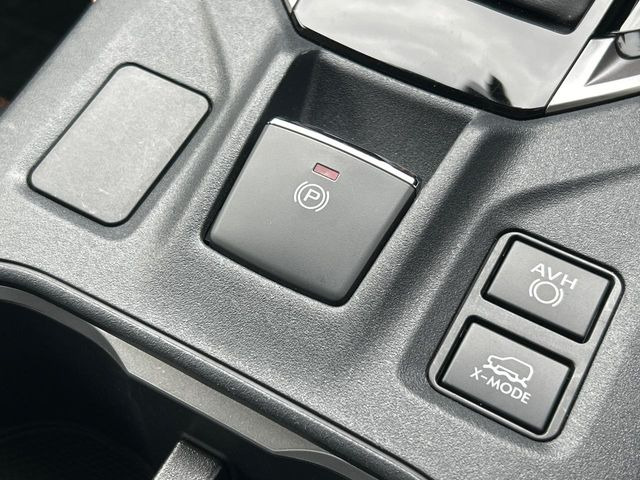 【オートブレーキホールド】信号待ちや渋滞で停車時にブレーキから足を離しても、停止状態を保持してくれます。前進するときはアクセルを踏めば自動で解除されるので安心♪街乗り運転が楽になります♪
