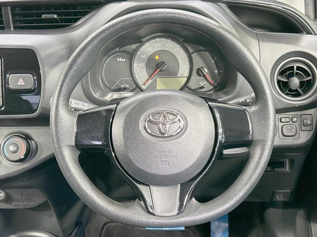 インテリアに合わせたデザインのステアリングは、運転される方のことも考え、運転しやすい形状、大きさです。是非一度、実際に触ってお確かめください。