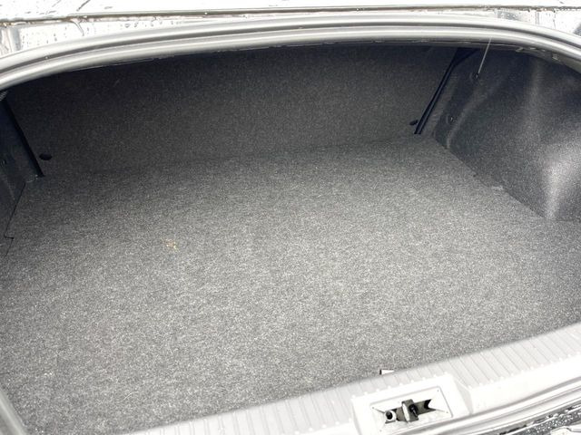 積み下ろしのしやすいデッキにはたっぷりと荷物を積み込んでいただけます。遊びから仕事まで、様々なシーンで頼れます♪