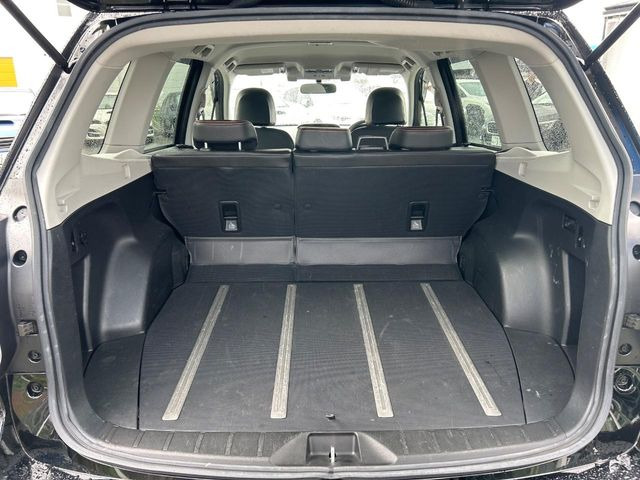 積み下ろしのしやすいデッキにはたっぷりと荷物を積み込んでいただけます。遊びから仕事まで、様々なシーンで頼れます♪