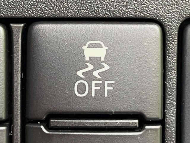 【横滑り防止装置】車両の横滑りを感知すると、自動的に車両の進行方向を保つように車両を制御します。雨の日など滑りやすい路面状況でも安全な運転が可能です。