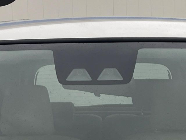 【スマートアシスト】走行中に前方の車両等を認識し、衝突しそうな時は警報とブレーキで衝突回避と被害軽減をアシスト。より安全にドライブをお楽しみいただけます。