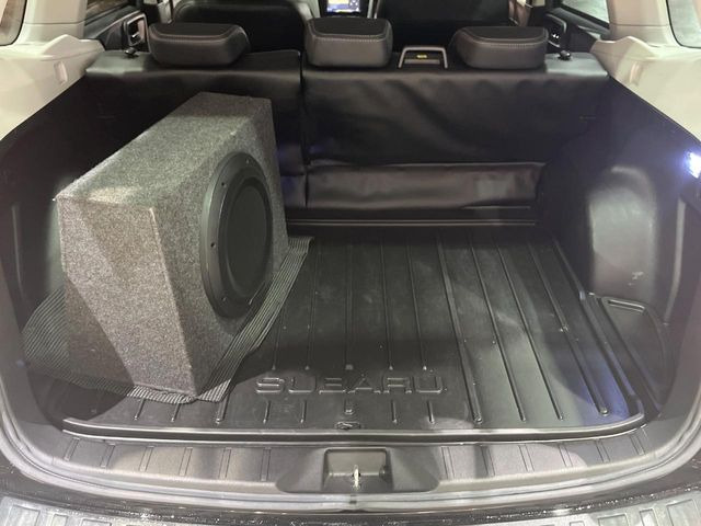 積み下ろしのしやすいデッキにはたっぷりと荷物を積み込んでいただけます。遊びから仕事まで、様々なシーンで頼れます♪