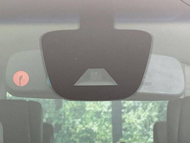 【エマージェンシーブレーキ】走行中に前方の車両等を認識し、衝突しそうな時は警報とブレーキで衝突回避と被害軽減をアシスト。より安全にドライブをお楽しみいただけます。