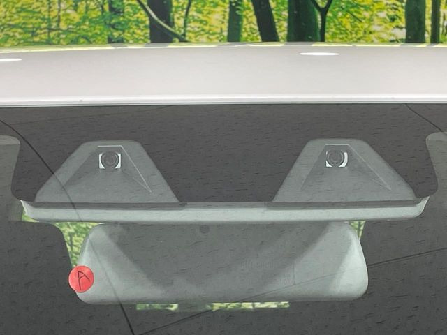 【i-ACTIVESENSE】走行中に前方の車両等を認識し、衝突しそうな時は警報とブレーキで衝突回避と被害軽減をアシスト。より安全にドライブをお楽しみいただけます。