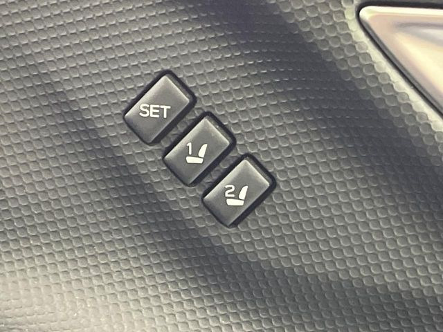【メモリー機能付きパワーシート】ドライバーごとに設定したシート位置を記憶して、ボタン一つで切り替えできる便利な機能!運転する方が複数名いらっしゃるご家庭におすすめです♪