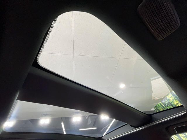 【ガラスルーフ】ガラスルーフ搭載で車内の解放感が一気にアップ!開放的なドライブをお楽しみいただけます。