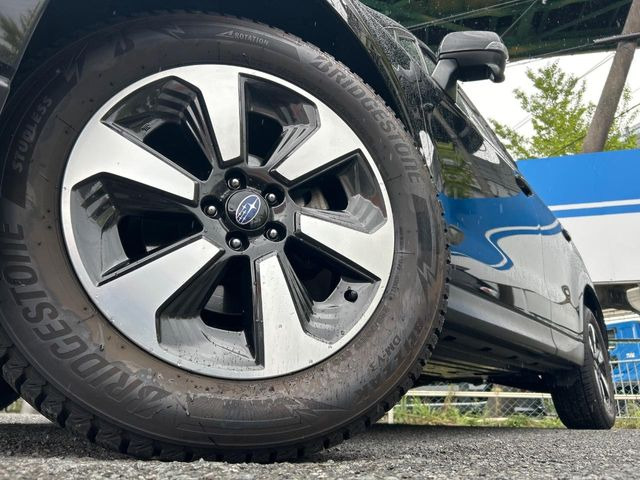 【純正17インチアルミホイール】外観にマッチした純正アルミホイールを装着しております。各種社外アルミホイールや、スタッドレスタイヤも取扱いしております。是非ご相談ください♪