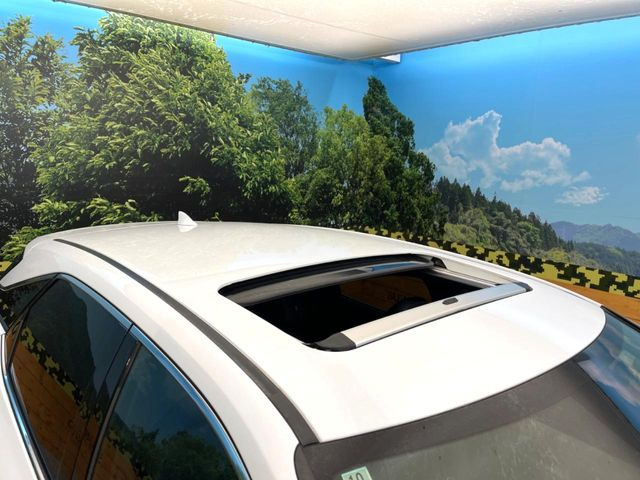 【サンルーフ】開放感たっぷりの希少装備、サンルーフが装着されています!車内に明かりを取り入れたり景色を楽しむ以外にも、車内の空気も簡単に換気できて快適です!