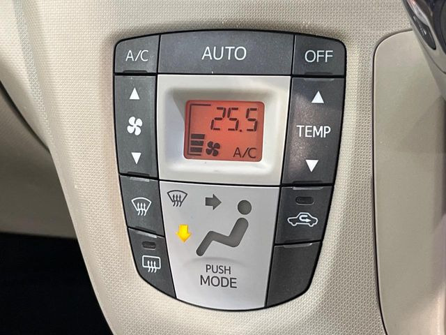 【オートエアコン】一度お好みの温度に設定すれば、車内の温度を検知し風量や温度を自動で調整。暑い&hellip;寒い&hellip;と何度もスイッチ操作をする必要はありません。快適な車内空間には必須の機能ですね♪