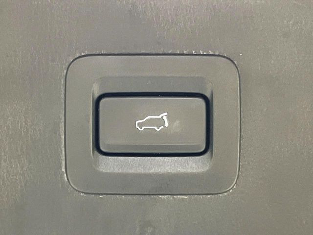 【パワーバックドア】スマートキーや運転席のボタンを押すだけでリアゲートが自動で開閉します!荷物を持っている時や、高い位置にあるバックドアを閉める際に便利な機能です♪