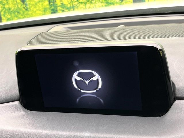 【マツダコネクトナビ】車内の雰囲気にマッチした一体型タイプのナビ。各種車輌設定やBluetooth再生等、様々な機能が楽しめます。直感的なダイヤル操作が可能で、使い勝手も良好です。