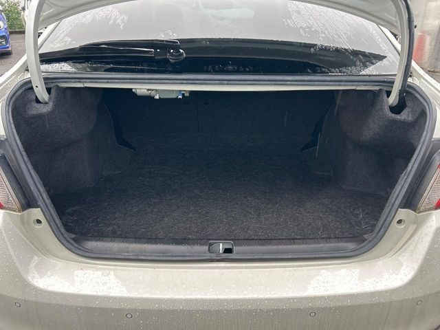 積み下ろしのしやすいデッキにはたっぷりと荷物を積み込んでいただけます。遊びから仕事まで、様々なシーンで頼れます♪