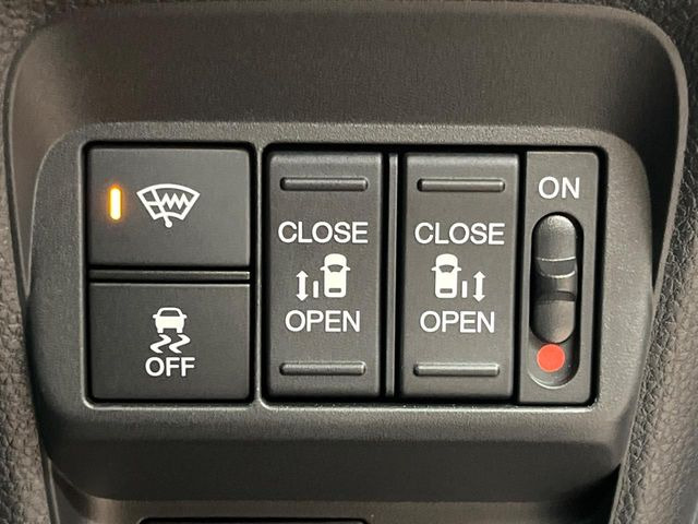 【両側パワースライドドア】スマートキーや運転席のスイッチで後席両側スライドドアの開閉が可能♪電動だから力を入れてドアを開ける必要が無く、小さなお子様でも簡単に開け閉めでき快適です♪
