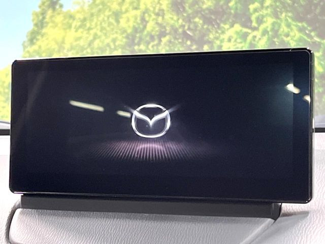 【8.8インチマツダコネクト】車内の雰囲気にマッチした大型のディスプレイ。スマホ接続でのナビ使用やBluetooth再生等、様々な機能が楽しめます。直感的なダイヤル操作が可能で、使い勝手も良好です。
