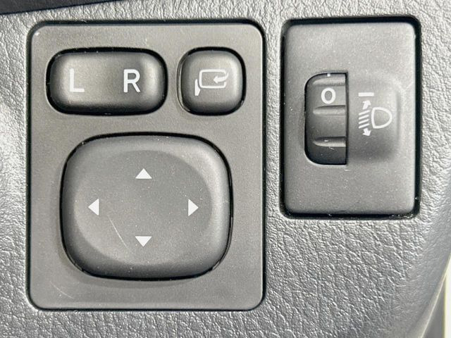 【電動格納ミラー】サイドミラーは電動格納式となっており、狭い駐車場でもキズがつくリスクを抑えられます。
