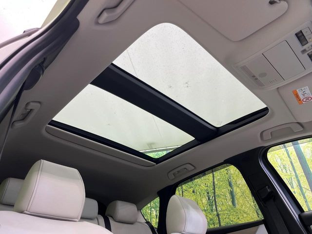 【大型サンルーフ】車内の解放感が一気に上がる大型のパノラマルーフ!季節を問わず開放的で快適なドライブをお楽しみいただけます。流通量も少なく希少価値の高い人気の装備です♪
