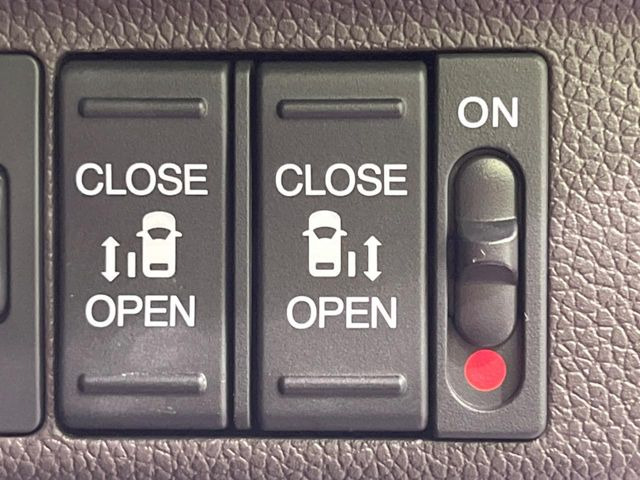【両側パワースライドドア】スマートキーや運転席のスイッチで後席両側スライドドアの開閉が可能♪電動だから力を入れてドアを開ける必要が無く、小さなお子様でも簡単に開け閉めでき快適です♪