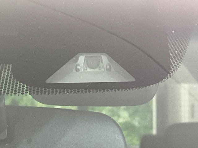 【ホンダセンシング】走行中に前方の車両等を認識し、衝突しそうな時は警報とブレーキで衝突回避と被害軽減をアシスト。より安全にドライブをお楽しみいただけます。