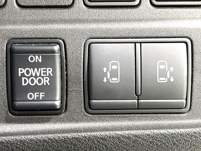 【両側パワースライドドア】スマートキーや運転席のスイッチで後席両側スライドドアの開閉が可能♪電動だから力を入れてドアを開ける必要が無く、小さなお子様でも簡単に開け閉めでき快適です♪