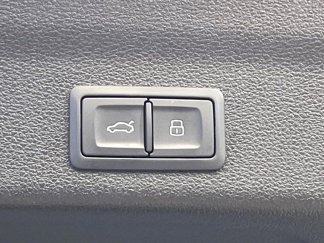 ●電動リアゲート:ワンタッチでリアゲートの開閉ができ、荷物などで両手が塞がっている状態でも簡単に開閉ができる便利機能です。