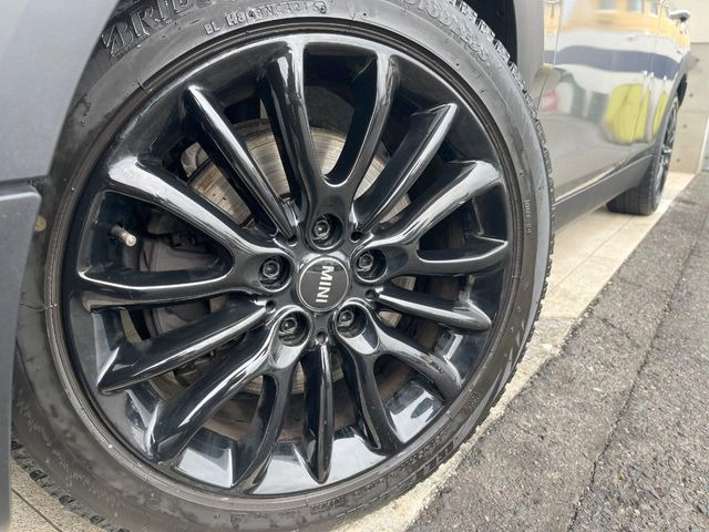 ●純正アルミホイール:輸入車ならではの卓越した走りを支えるホイールと足回りです!日本車の走りに慣れている方にもぜひ体感して頂きたいほど、高いレベルでまとまっています!