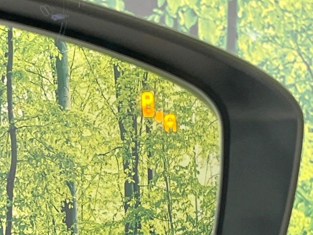 【ブラインドスポットモニタリング】走行中、ドアミラーの死角になりやすい箇所に後続車が接近するとサイドミラー付近に警告を表示、ドライバーに注意喚起をしてくれます。