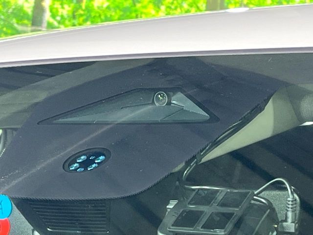 【ホンダセンシング】走行中に前方の車両等を認識し、衝突しそうな時は警報とブレーキで衝突回避と被害軽減をアシスト。より安全にドライブをお楽しみいただけます。