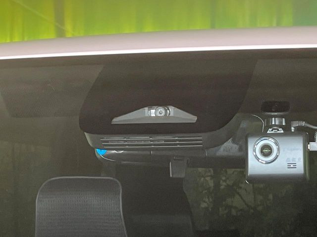 【トヨタセーフティセンス】走行中に前方の車両等を認識し、衝突しそうな時は警報とブレーキで衝突回避と被害軽減をアシスト。より安全にドライブをお楽しみいただけます。