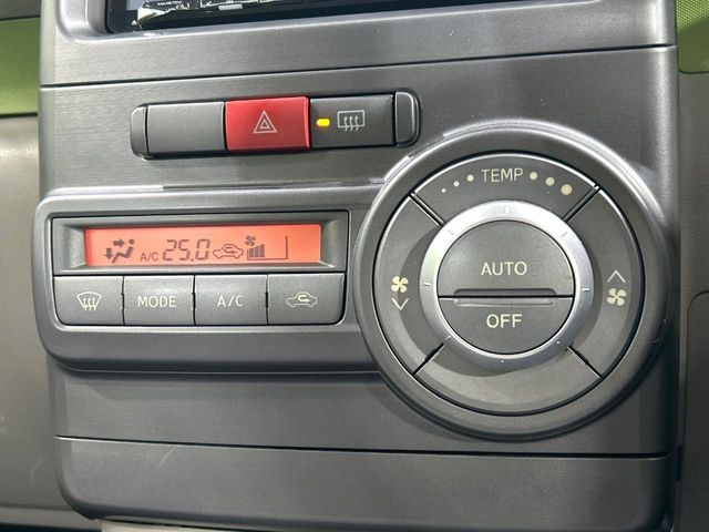 【オートエアコン】一度お好みの温度に設定すれば、車内の温度を検知し風量や温度を自動で調整。暑い&hellip;寒い&hellip;と何度もスイッチ操作をする必要はありません。快適な車内空間には必須の機能ですね♪
