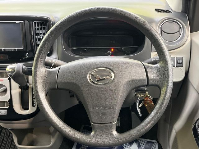 インテリアに合わせたデザインのステアリングは、運転される方のことも考え、運転しやすい形状、大きさです。是非一度、実際に触ってお確かめください。