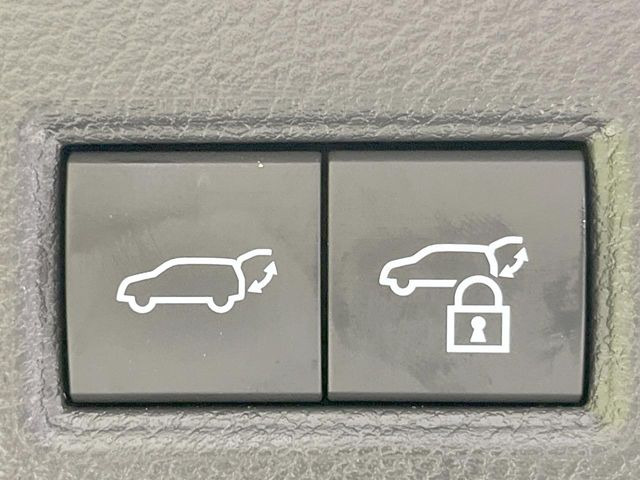 【パワーバックドア】スマートキーや運転席のボタンを押すだけでリアゲートが自動で開閉します!荷物を持っている時や、高い位置にあるバックドアを閉める際に便利な機能です♪
