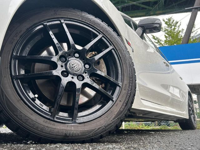 【17インチアルミホイール】外観にマッチしたアルミホイールを装着しております。各種アルミホイールや、スタッドレスタイヤも取扱いしております。是非ご相談ください♪