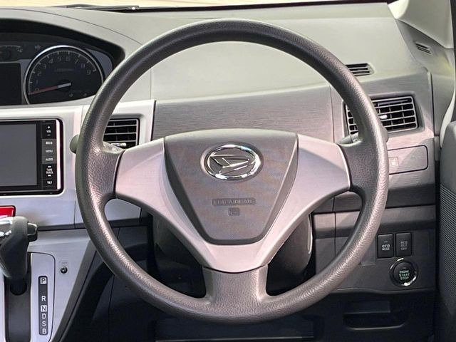 �C���e���A�ɍ��킹���f�U�C���̃X�e�A�����O�́A�^�]�������̂��Ƃ��l���A�^�]���₷���`��A�傫���ł��B�����x�A���ۂɐG���Ă��m���߂��������B