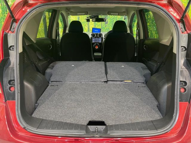 普段のお買い物や通勤、送迎等に十分な荷室スペースを確保しております。セカンドシートを倒すと、大きな荷物の積載も可能です♪