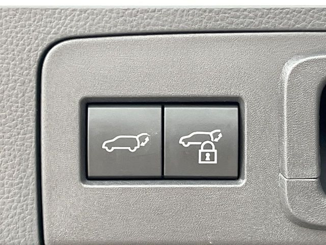 【パワーバックドア】スマートキーや運転席のボタンを押すだけでリアゲートが自動で開閉します!荷物を持っている時や、高い位置にあるバックドアを閉める際に便利な機能です♪