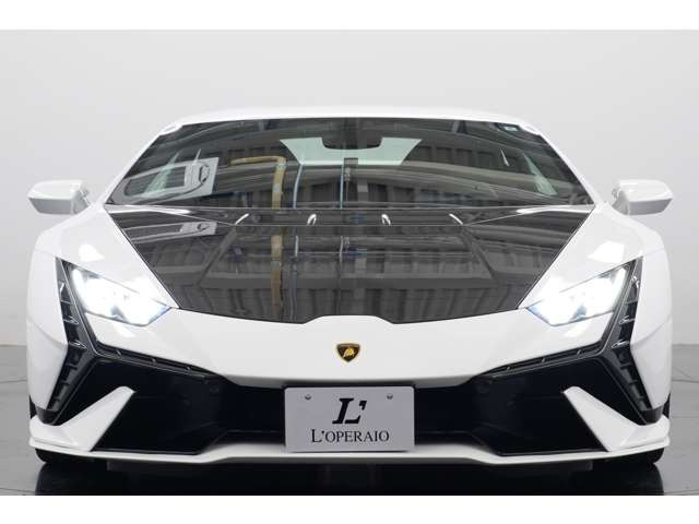 ボディカラーとシャイニーヴィジブルカーボンのコントラストが美しく、低くワイドなテクニカ専用ボディをより印象的に演出。専用フロントバンパーやリアウィングと相まって、特別なモデルと分かる存在感を放ちます。