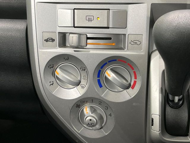 寒い冬も暑い夏も全席に快適な空調を届けてくれる、ダイヤル式エアコンを装備♪