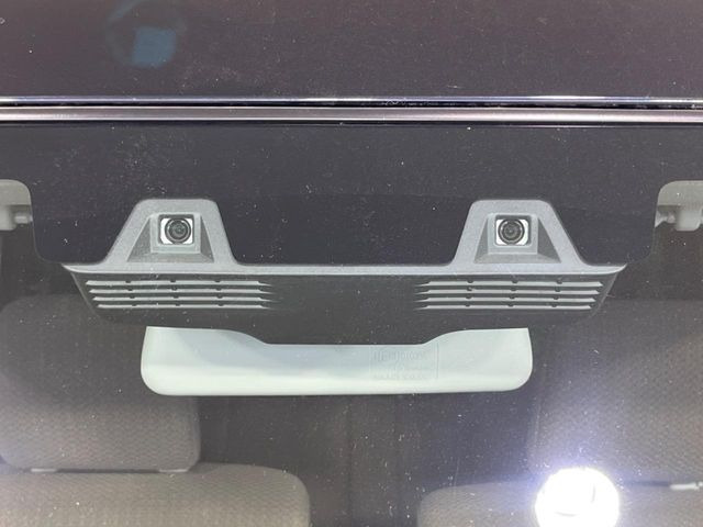 【エマージェンシーブレーキ】走行中に前方の車両等を認識し、衝突しそうな時は警報とブレーキで衝突回避と被害軽減をアシスト。より安全にドライブをお楽しみいただけます。