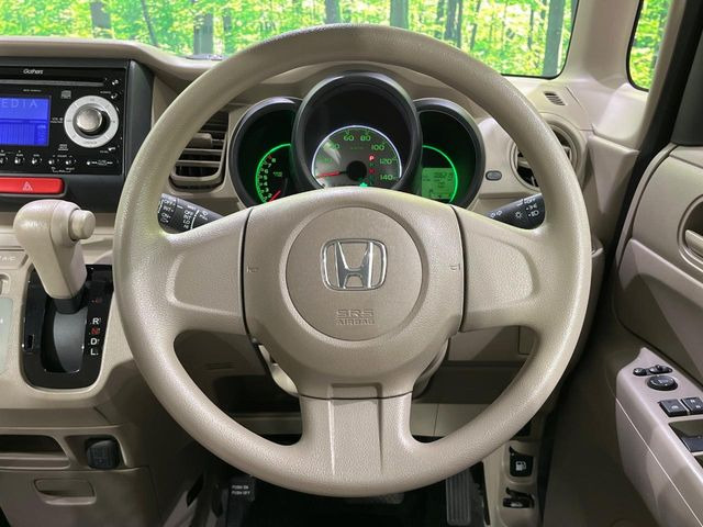 �C���e���A�ɍ��킹���f�U�C���̃X�e�A�����O�́A�^�]�������̂��Ƃ��l���A�^�]���₷���`��A�傫���ł��B�����x�A���ۂɐG���Ă��m���߂��������B