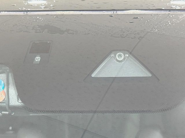 【i-ACTIVESENSE】走行中に前方の車両等を認識し、衝突しそうな時は警報とブレーキで衝突回避と被害軽減をアシスト。より安全にドライブをお楽しみいただけます。