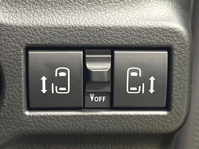 【両側パワースライドドア】スマートキーや運転席のスイッチで後席両側スライドドアの開閉が可能♪電動だから力を入れてドアを開ける必要が無く、小さなお子様でも簡単に開け閉めでき快適です♪